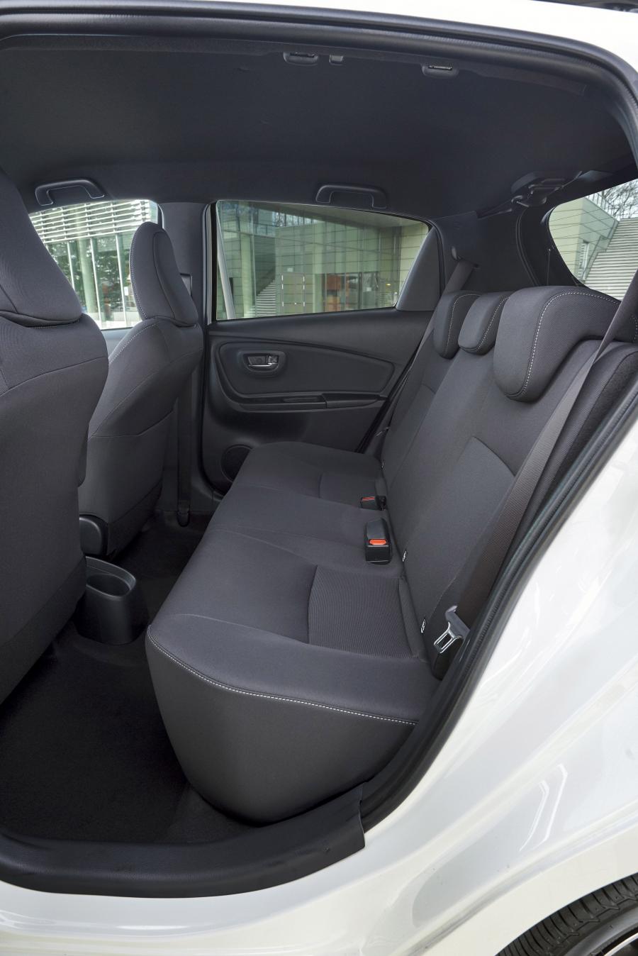 Интерьер Toyota Yaris Bi-Tone 2017 года  (фото 18 из 36)
